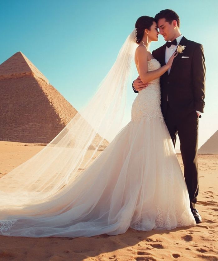 ٍCouple in Pyramids 